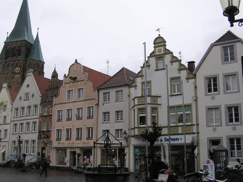 031 Warendorf - Marktplatz _Tr_n_ n_m_st___ St_ Laurentius Kirche _kostel_.JPG