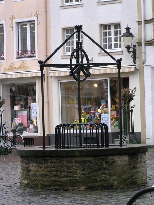 032 Warendorf - Marktplatz _Tr_n_ n_m_st___ studna.JPG