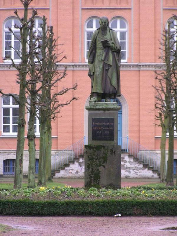 097 Warendorf - Overberg-Denkmal vor alte Laurentianum.JPG