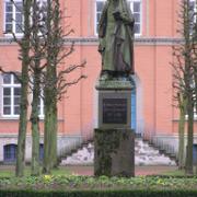 097 Warendorf - Overberg-Denkmal vor alte Laurentianum.JPG